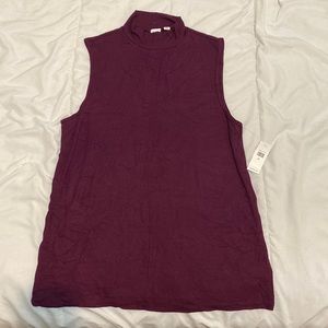 Gap sleeveless short turtle neck shirt